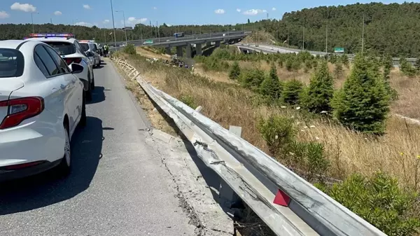 Kuzey Marmara Otoyolu'nda Kamyon Devrildi, 2 Kişi Yaralandı