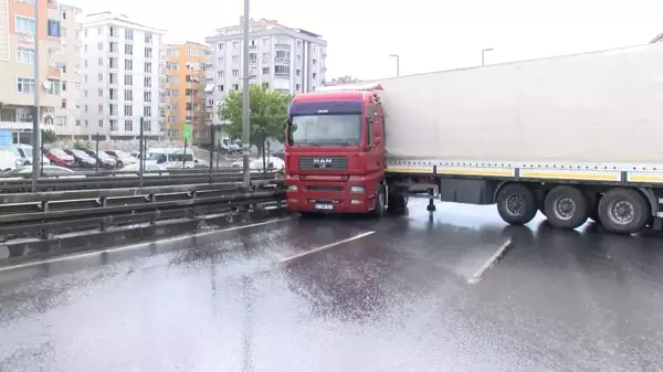 Avcılar'da TIR Kazası: Yol Trafiğe Kapandı