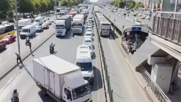 Beylikdüzü'nde TIR Kazası: Yol Trafiğe Kapandı