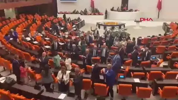 CHP Grubu TBMM Genel Kurulu'nda Işık Açma-Kapatma Eylemi Yaptı