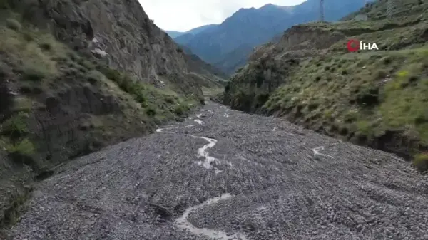 Erzurum'da heyelan otomobili dereye sürüklemişti: 10 aylık bebeği arama çalışmaları devam ediyor