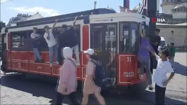 Beyoğlu'nda nostaljik tramvaydaki tehlikeli yolculuk kamerada