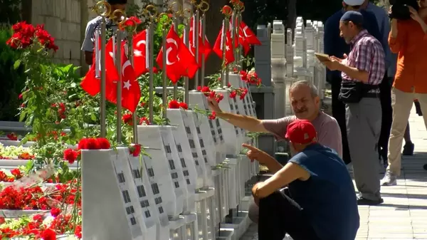 15 Temmuz Şehitliği'nde ziyaret yoğunluğu yaşanıyor