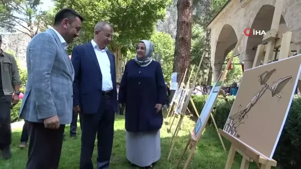 Amasya'da çocuklar cami bahçesinde kitap okudu