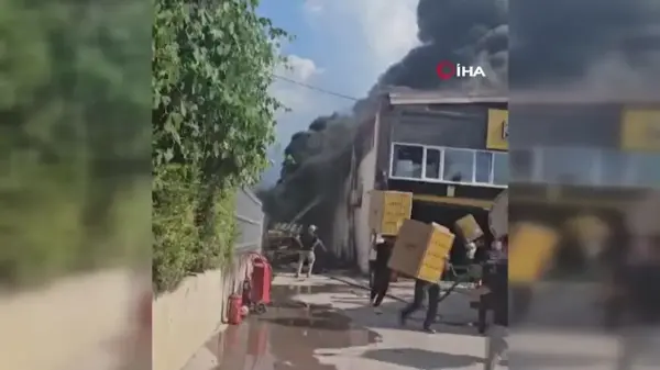 Bursa'da sandalye fabrikasında yangın İtfaiye ekiplerinin müdahalesi sürüyor