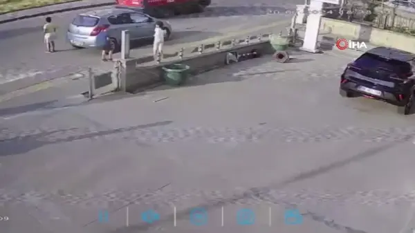 Aniden yola atlayan çocuğa otomobilin çarptığı an kamerada