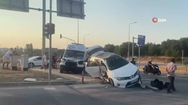 Ayvacık'ta ambulans ile otomobil çarpıştı: 3 yaralı