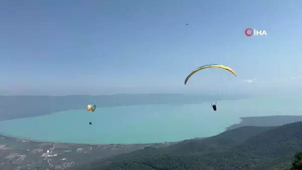 İznik Gölü turkuaza büründü, yamaç paraşütüne akın başladı