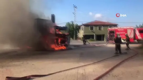 Alev alev yanan tırdan geriye iskeleti kaldı