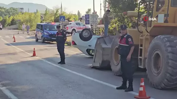 Kaldırıma çarpan otomobil takla attı: 1 yaralı