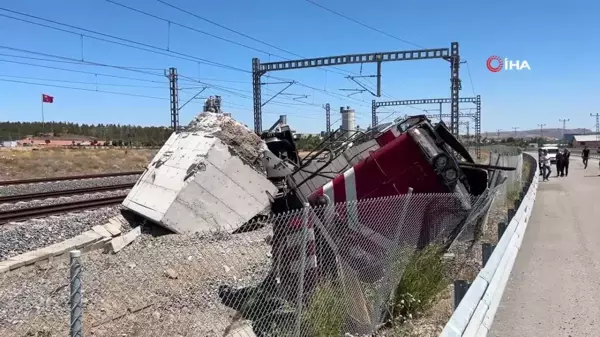 Samsun'dan Sivas'a giden lokomotif devrildi: Makinist yaralandı