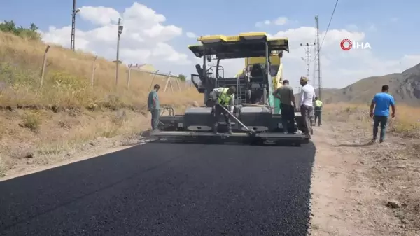 Hakkari'de köy yollarının ulaşım konforu artırılıyor