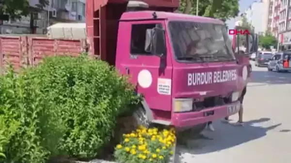 Burdur'da freni boşalan kamyonet refüje çıkarak durabildi