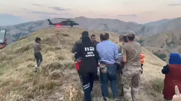 Bingöl'de hayvan otlatırken kayalıklardan düşen kadın helikopterle hastaneye yetiştirildi