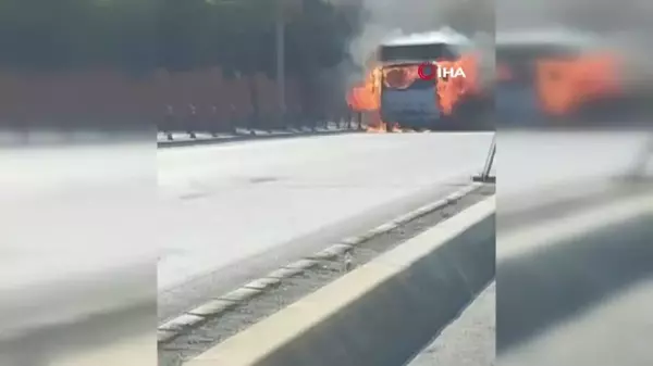 Küçükçekmece'de kozmetik ürün yüklü kamyonet alev alev yandı