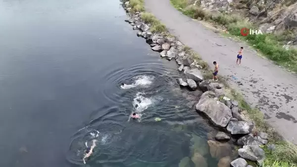 Yaz sıcağında serinlemek isteyenler soluğu Karasu Çayı'nda alıyorlar