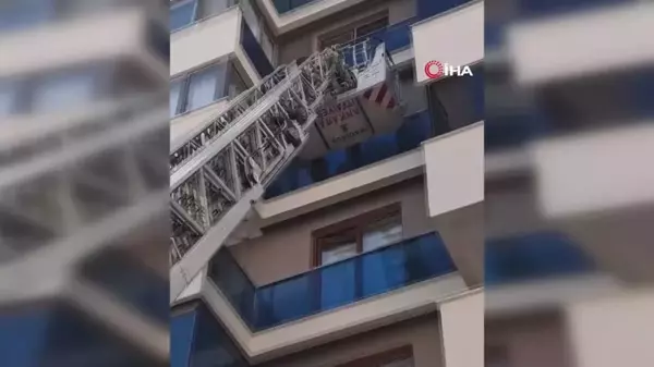 Balkon boşluğuna sıkışan güvercini itfaiye ekipleri kurtardı