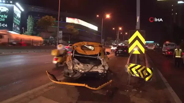 Kadıköy'de makas atan otomobil ticari taksiye çarptı: 1 yaralı