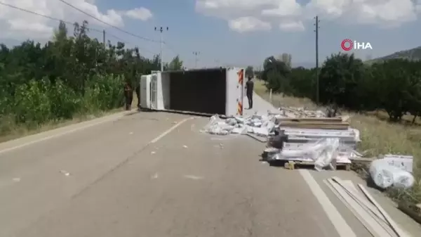 İnşaat malzemesi yüklü kamyonet yan yattı: 1 yaralı