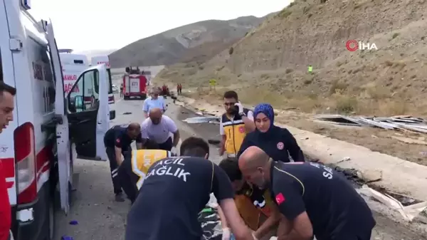 Erzincan'da tır ile otomobil çarpıştı: 4 ölü, 2 yaralı