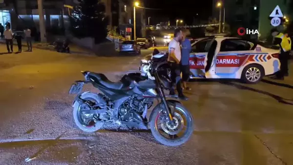 Hafif ticari araç ile motosiklet çarpıştı: 1'i ağır 2 yaralı