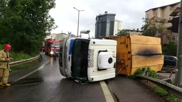 Kartal'da İSKİ'ye ait zift yüklü kamyon yan yattı