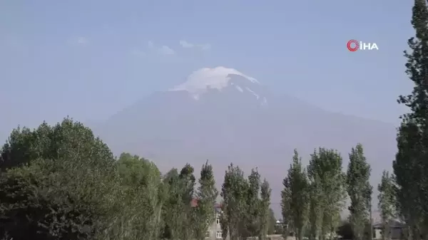 Ağrı Dağı'ndaki buzullar erimeye devam ediyor: Beyazlık seviyesi azalıyor