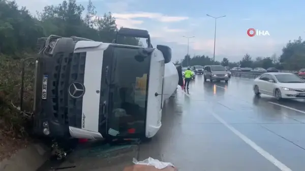 Eyüpsultan'da seyir halindeki beton mikseri devrildi