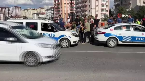 Bıçaklı kavganın şüphelileri kaçarken polis aracına çarptı