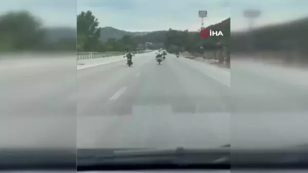 Çanakkale'de gençlerin motosikletle tehlikeli yolculuğu