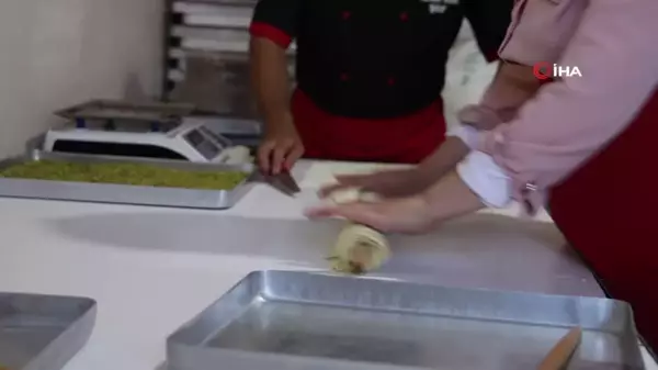 Depremzede çiftin aşk baklavası