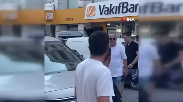 Yalova'da işlemi yapılmayınca bankanın önüne otomobilini çekti