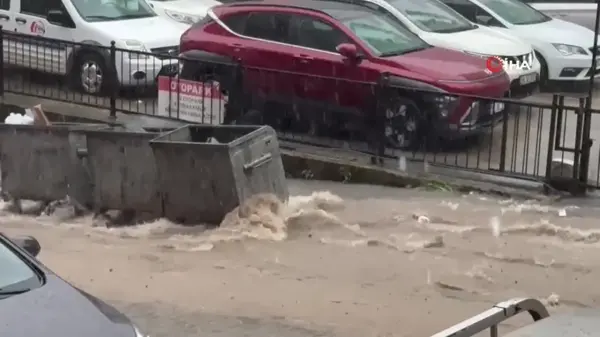 Rize'de sağanak yağış sele dönüştü: Cadde ve sokaklar göle döndü