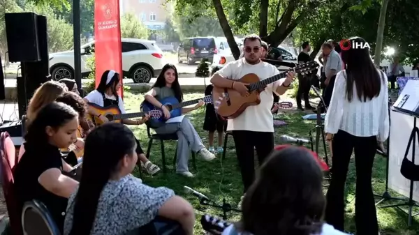 Tatvan Gençlik Merkezi'nden Gitar Kursu Öğrencilerinin Sahilde Konseri