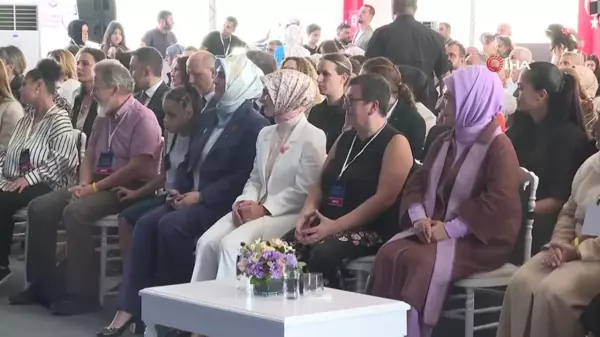 Emine Erdoğan koruyucu aileler ve çocuklarıyla buluştu