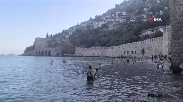 Alanya'da tarihi Kızılkule'nin gölgesinde deniz keyfi