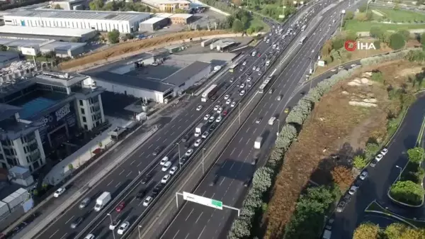 İstanbul'da Okulların Açılmasıyla Sabah Trafik Yoğunluğu Oluştu