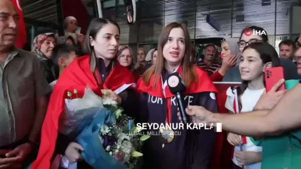 Olimpiyat şampiyonları çiçeklerle karşılandı