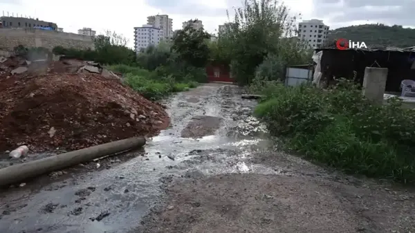 Kozan'da Mahalleliler Kanalizasyon Kokusuna Baza ile Çözüm Buldu