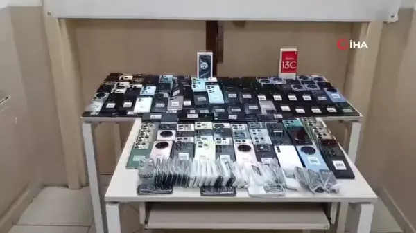 Küçükçekmece'de 385 Kaçak Cep Telefonu Ele Geçirildi