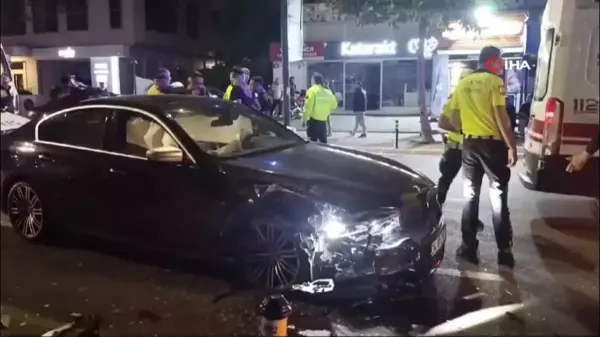 Kadıköy'de Kontrolden Çıkan Otomobil Park Halindeki Araçlara Çarptı: 4 Yaralı