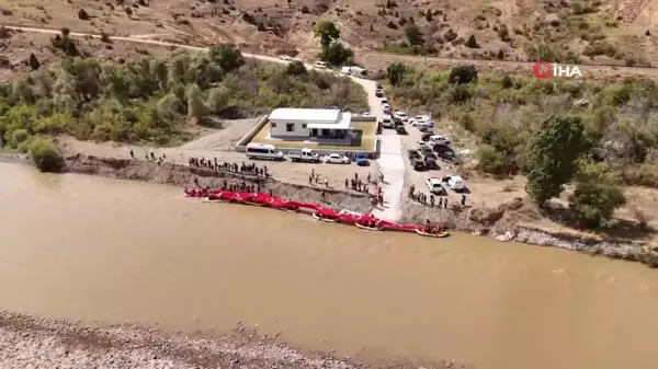 Rafting yapan gaziler Karasu Nehri'nde 50 metre uzunluğunda Türk bayrağı açtı