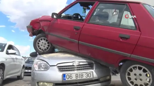 Ankara'da Kontrolden Çıkan Araç Başka Bir Otomobilin Üzerine Çıktı