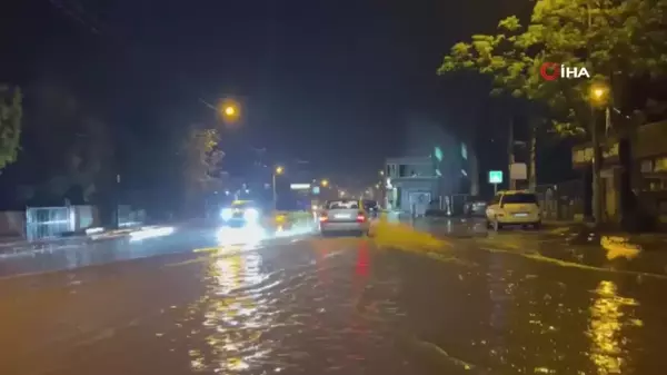 Hatay'da Şiddetli Yağış Caddeleri Göle Döndürdü