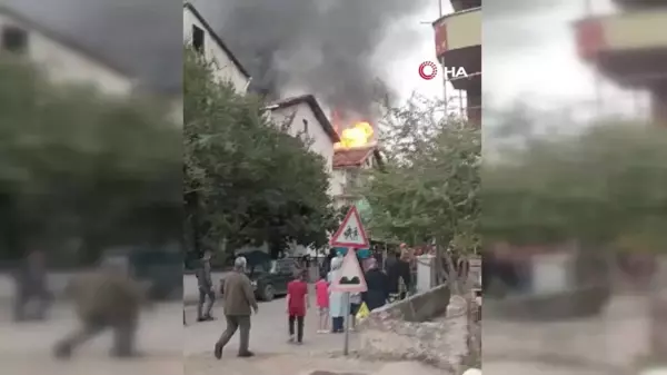 Bartın'da Çatı Yangını: Yaşlı Kadın ve Kediler Jandarma Tarafından Kurtarıldı