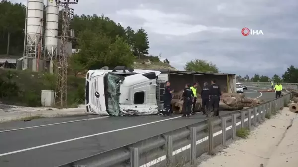 Kastamonu'da Tomruk Yüklü TIR Devrildi: 1 Yaralı