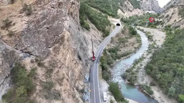 Tunceli-Erzincan Karayoluna Çelik Ağ Çekiliyor