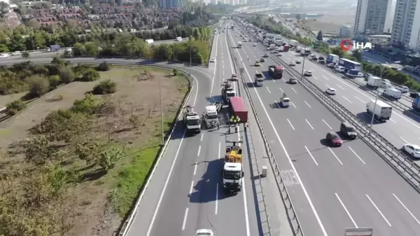 Tem Otoyolu'nda Tır Devrildi, Yan Yol Trafiğe Kapandı