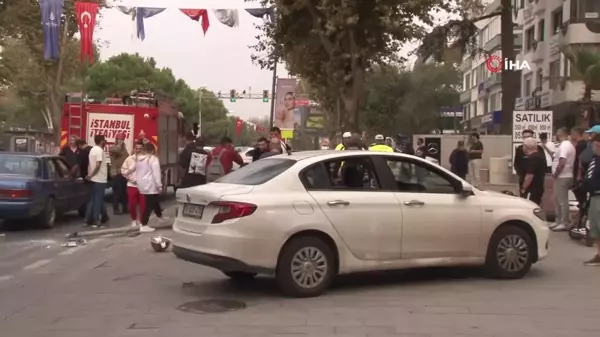 Kadıköy'de Kontrolden Çıkan Otomobil Aydınlatma Direğine Çarptı