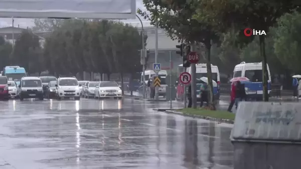 Sakarya'da Yağmura Hazırlıksız Yakalananlar Islanmaktan Kaçamadı